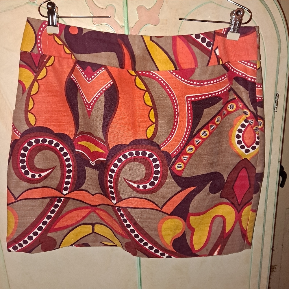 Merona Skirt. Multi Color Pattern. Shorter q/side zip.Sz 14